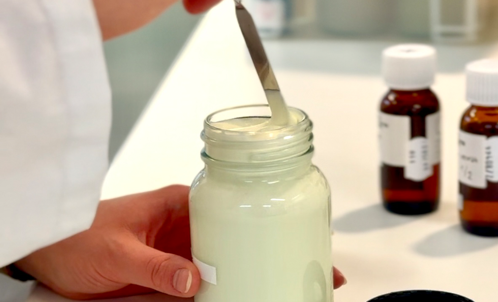 Pipette mit Cremetigel